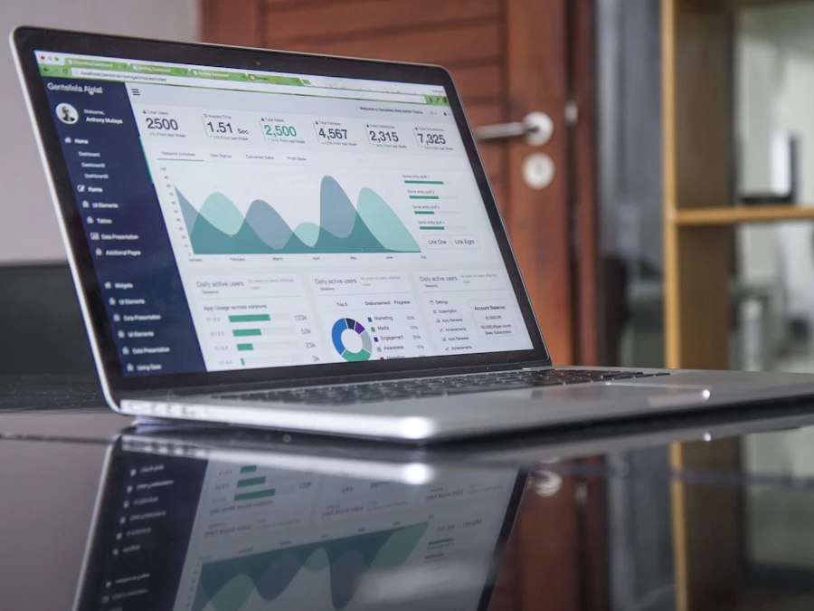 Laptop, a képernyőjén grafikonok és statisztikák